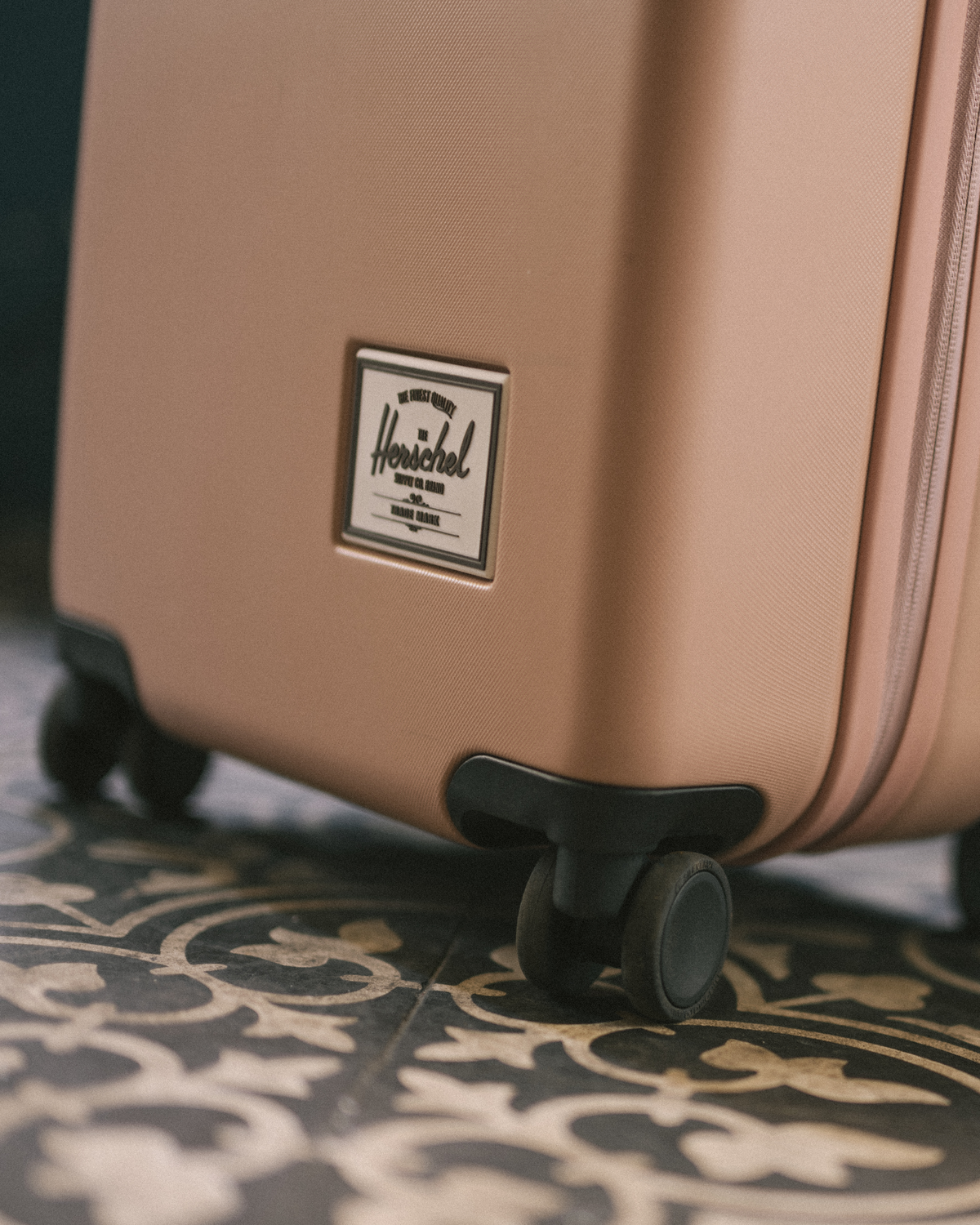 Herschel Heritage Hardshell Carry-On Luggage size guide chart displaying dimensions and volumes for Carry On (35L), Large Carry On (43L), Medium (67L), and Large (95L).