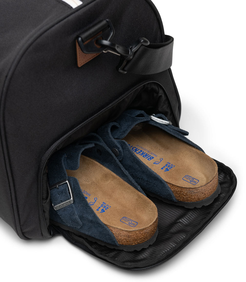 Herschel Novel Duffle size comparison chart showing dimensions for Carry-On (26.5L), Standard (43L), and Tech (45L) options.