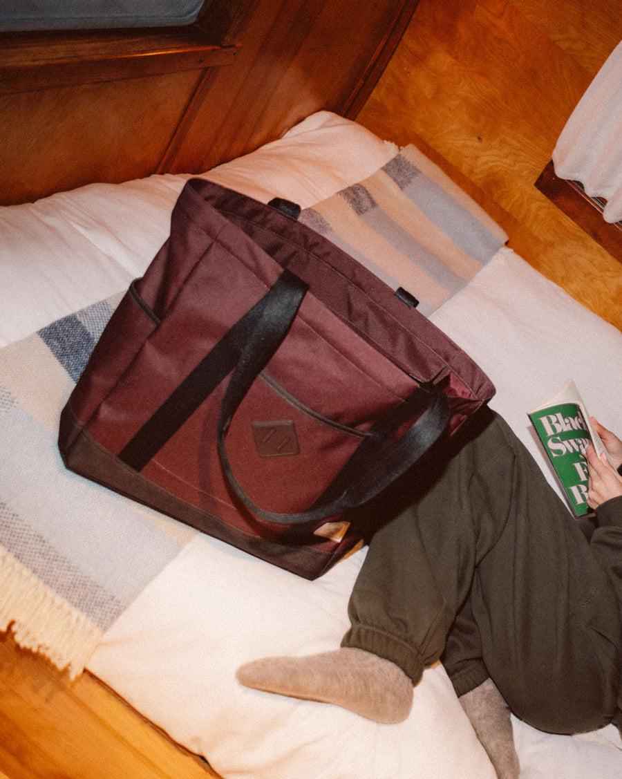 Herschel Heritage Tote bag showing its 24.5L capacity and dimensions: 14.25 inches high by 15 inches wide by 5.75 inches deep.