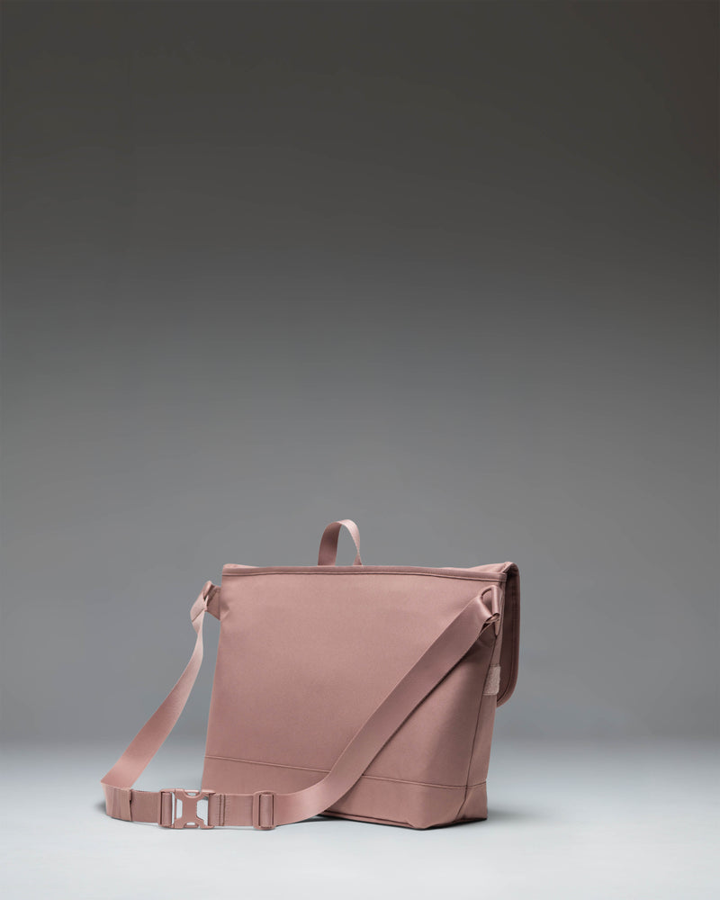 Herschel Supply Co Cove Messenger bag in Ash Rose.