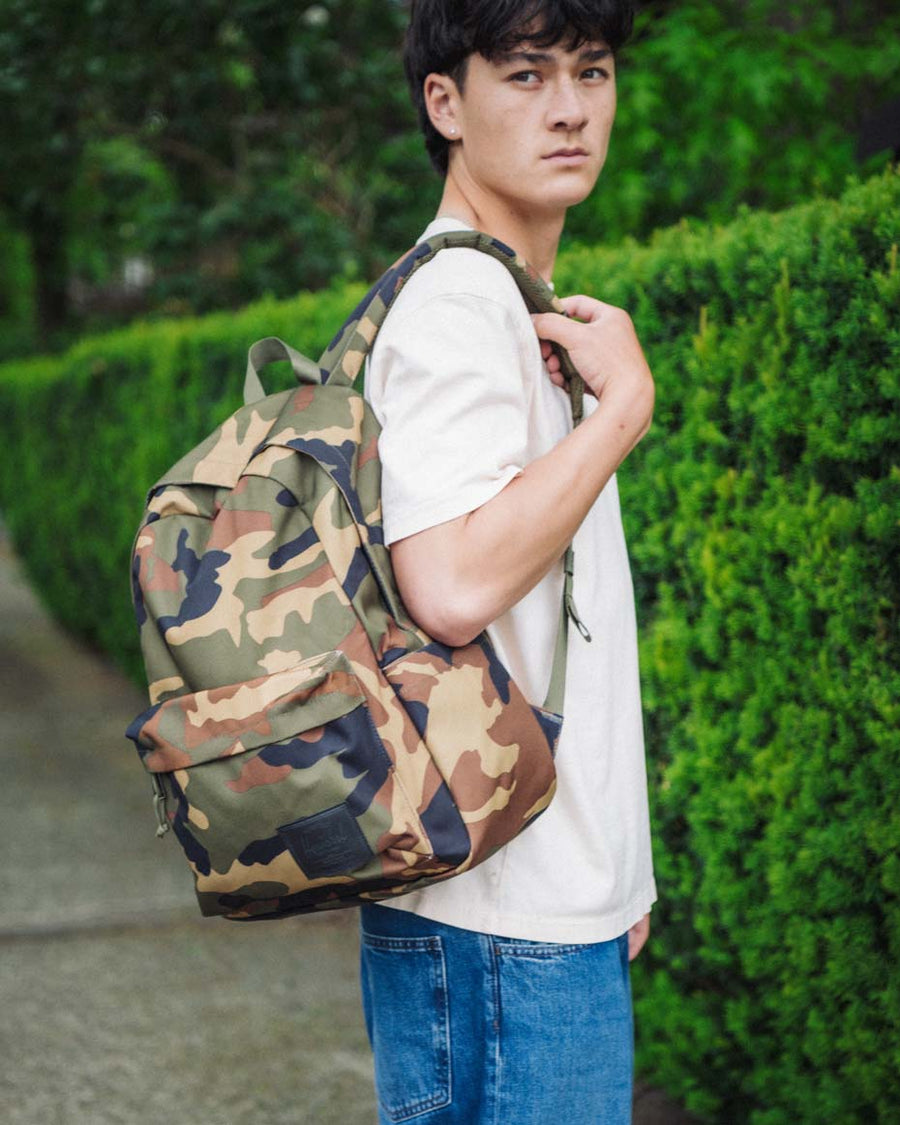 Herschel Classic XL Backpack size guide chart. Dimensions: 17.5 inches high, 12.5 inches wide, 6 inches deep. Capacity: 30 liters.