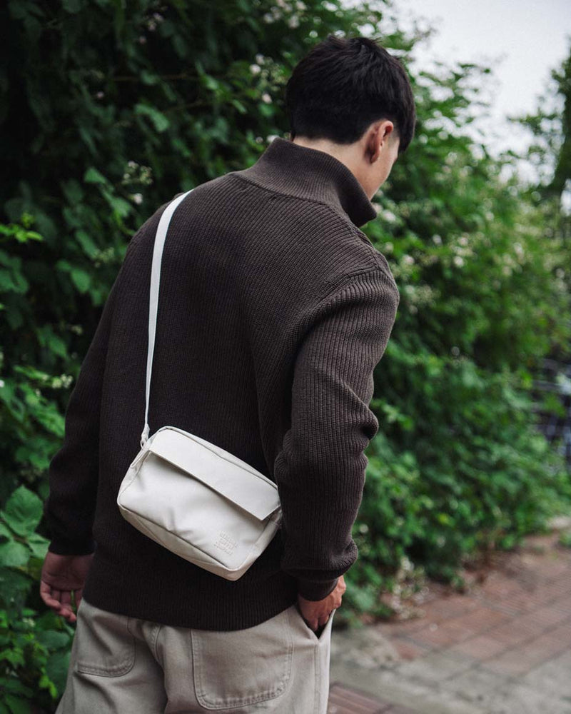 Herschel Supply Co. Alberni Crossbody bag size guide chart. Dimensions: Height 15 cm, Width 22 cm, Depth 7.5 cm. Volume: 3L.