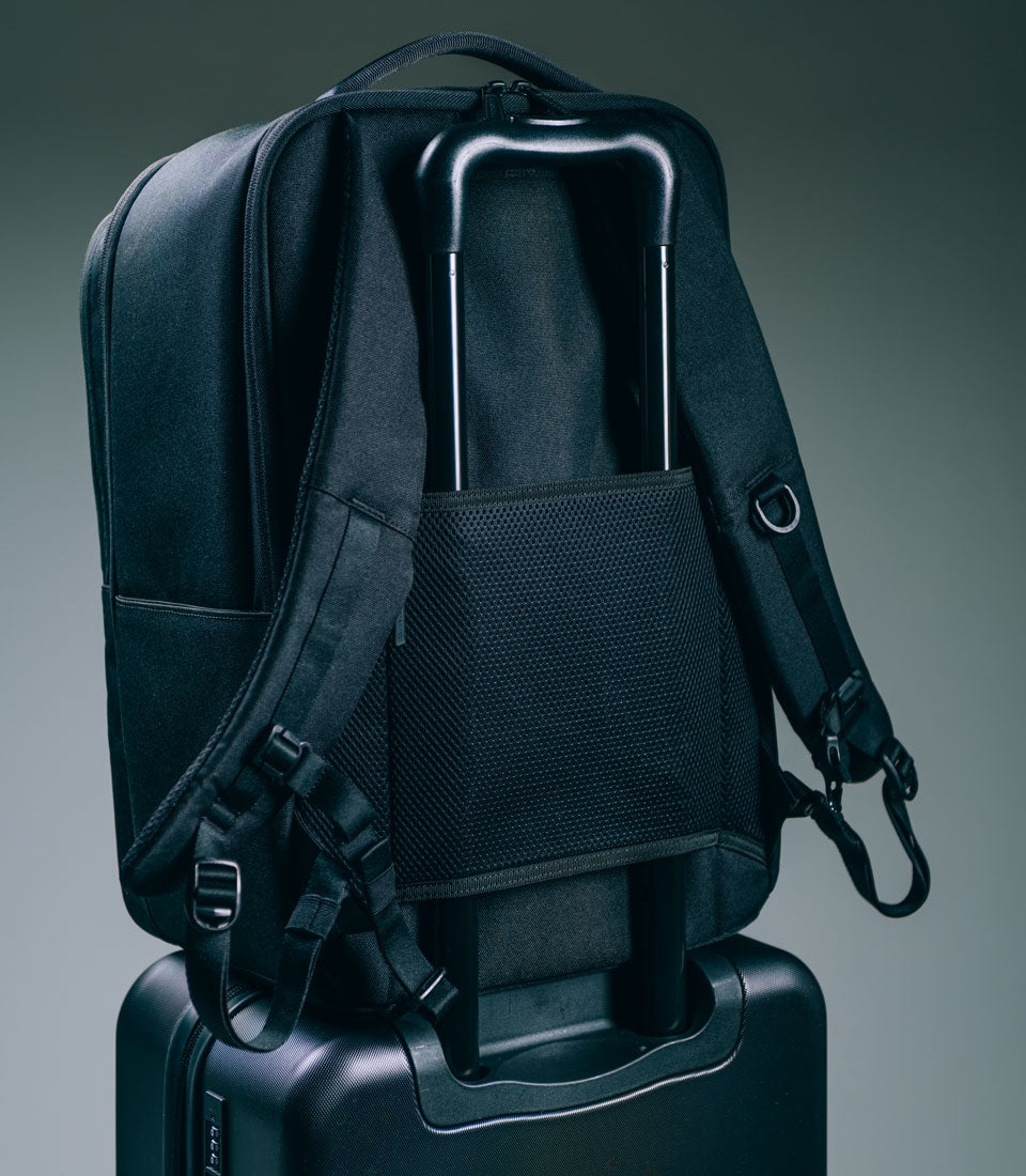 Size guide chart for Herschel Kaslo Tech bags showing dimensions: Daypack 20L, Backpack 30L, Travel Backpack 32L, Camera Bag 30L, and Tote 23L.