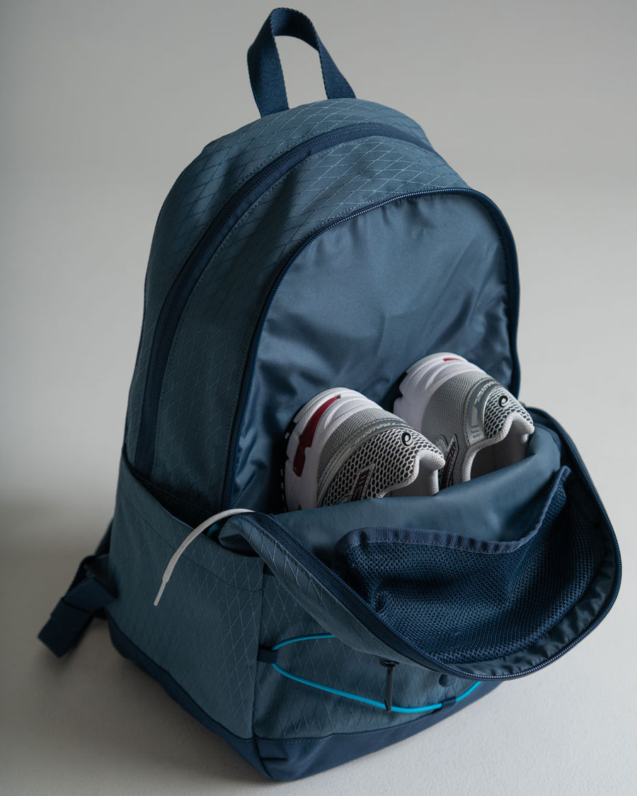 Herschel Kingston Backpack size guide chart. Dimensions: Height 45.5cm, Width 30cm, Depth 17.5cm. Volume: 30L.
