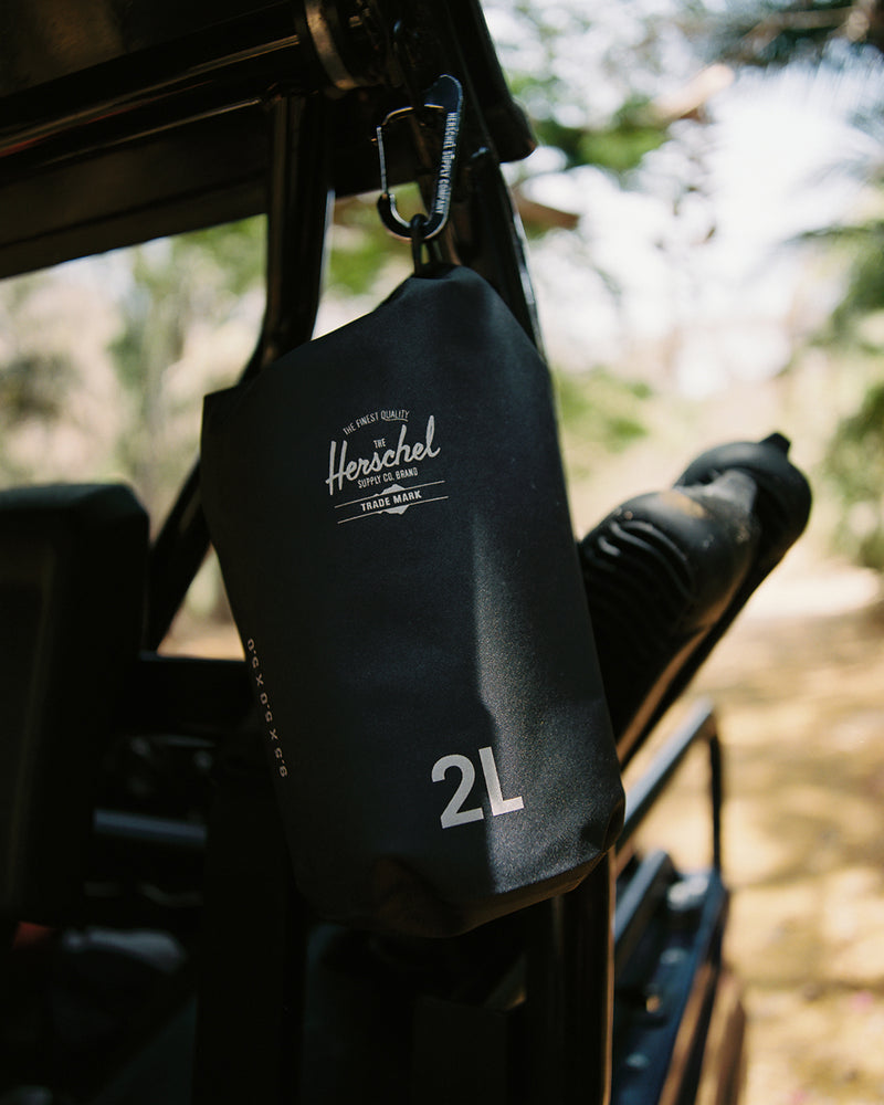 Herschel Dry Bag Organizer 2L size guide chart. Open: 12.5x5x5 in (32x13x13 cm). Closed: 9.5x5x5 in (24x13x13 cm).