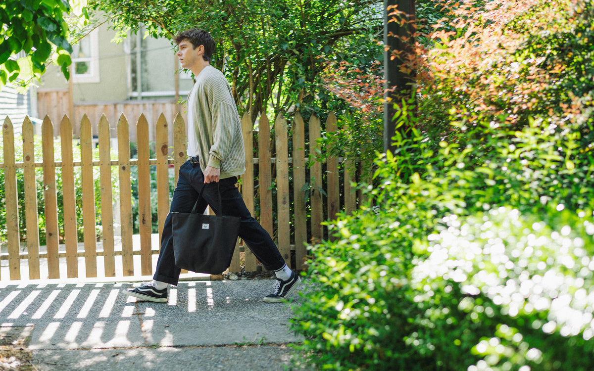 Herschel Classic Tote in solid black.