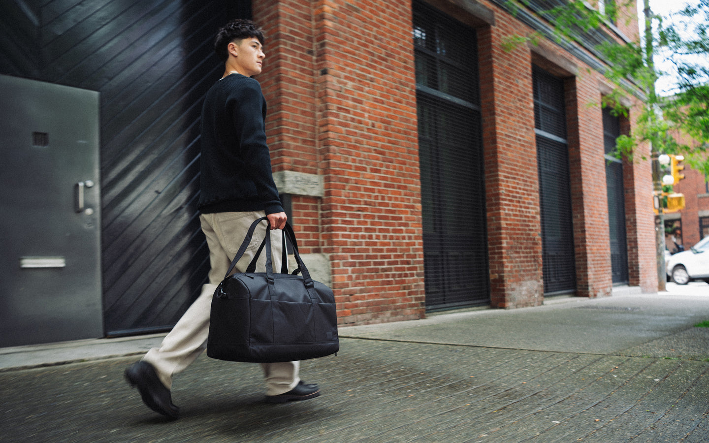 Herschel Novel Duffle Tech in black, a sleek and durable travel bag designed for tech and weekend trips.
