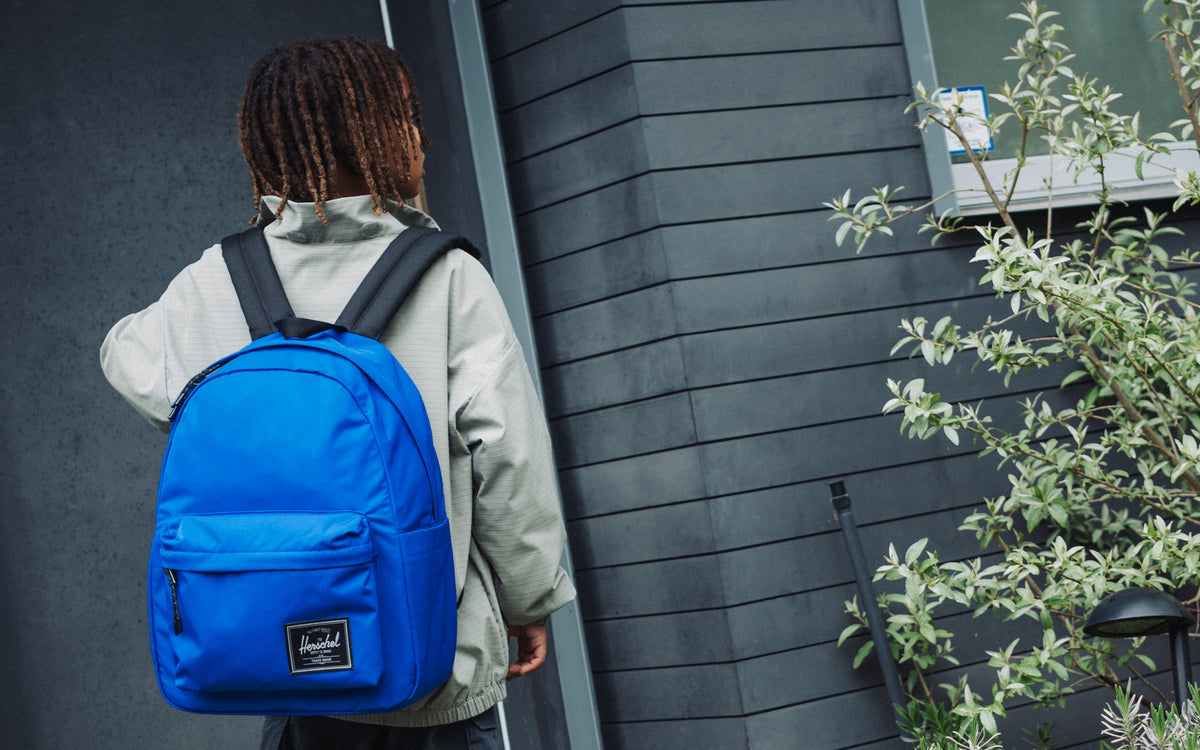 Herschel Classic Backpack Twill in Dazzling Blue.