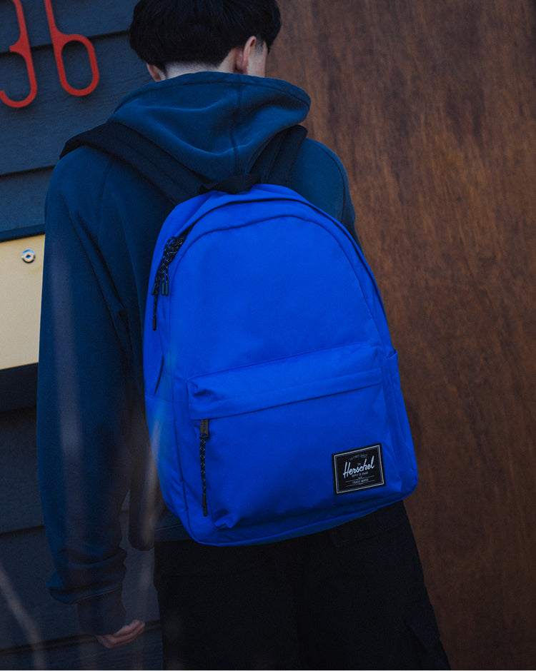 Herschel Classic XL Backpack Twill in Dazzling Blue.