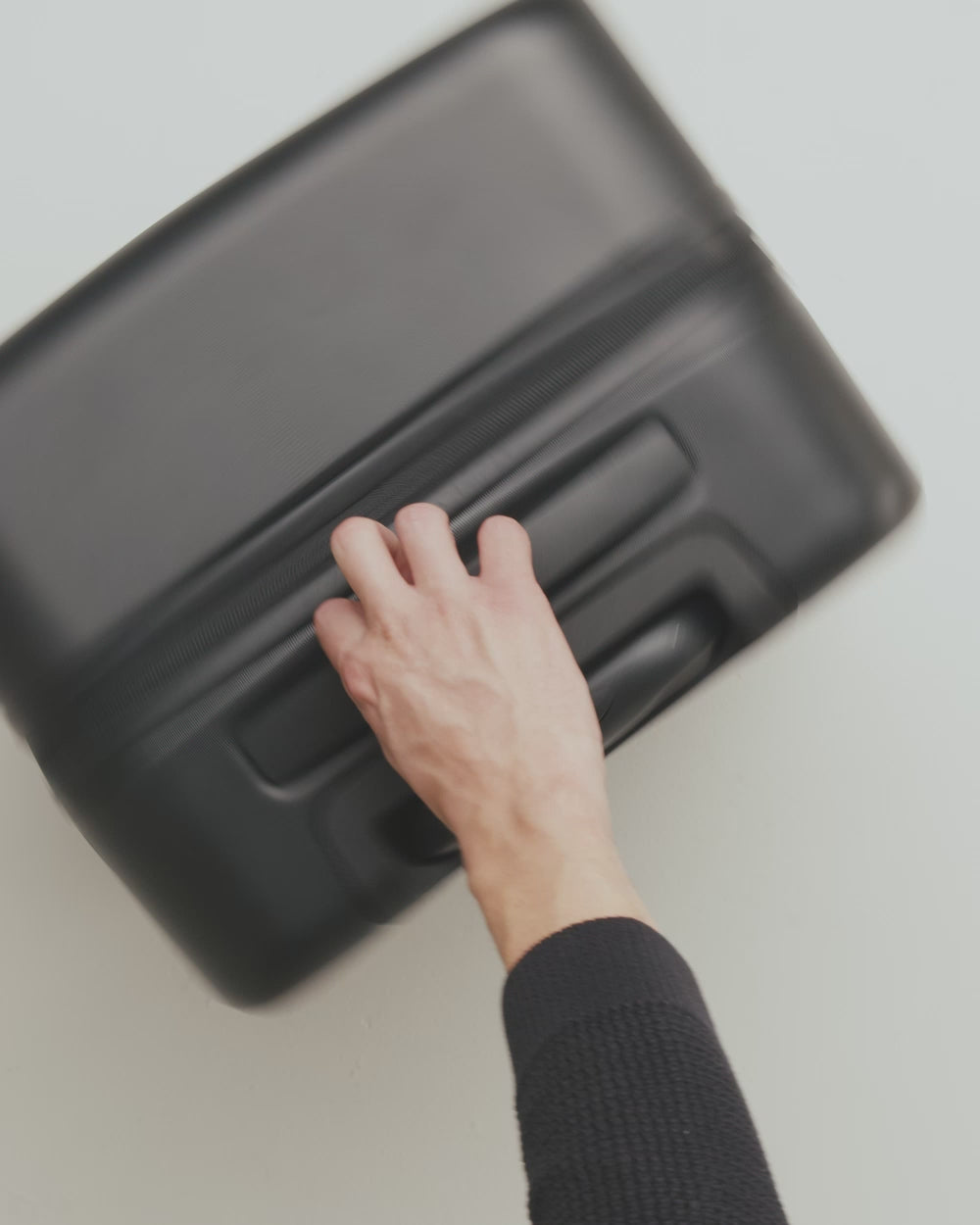 Herschel Heritage Hardshell Medium Luggage product video showcasing various color options.